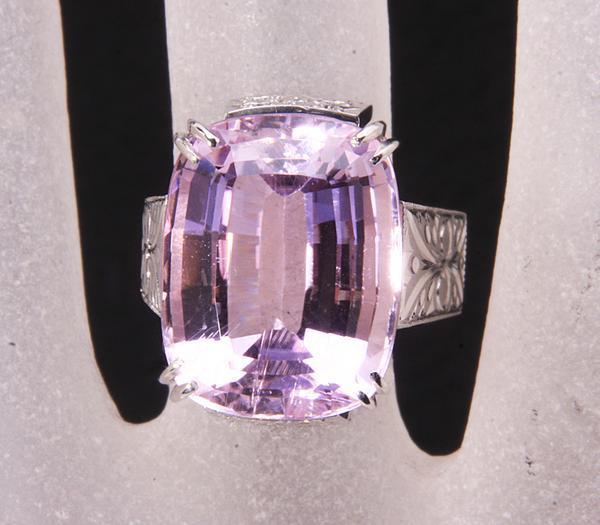 《質屋出品》Pm900★19ctの大粒クンツァイトのリング★k-3908拍卖