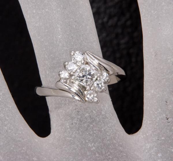 《質屋出品》Pt900★プリンセスカットの天然ダイアリング★k-3410拍卖