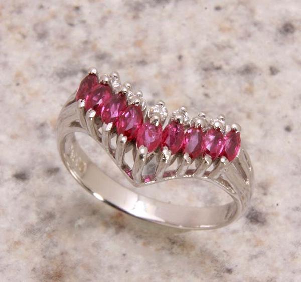 《質屋出品》Pt900★ルビー+ダイアモンドV字デザインリング★C-3269拍卖