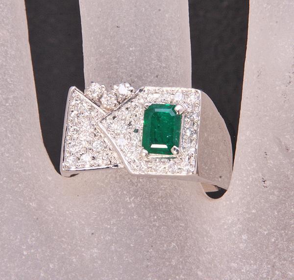 《質屋出品》Pm900★天然エメラルドのデザインリング★k-3949拍卖