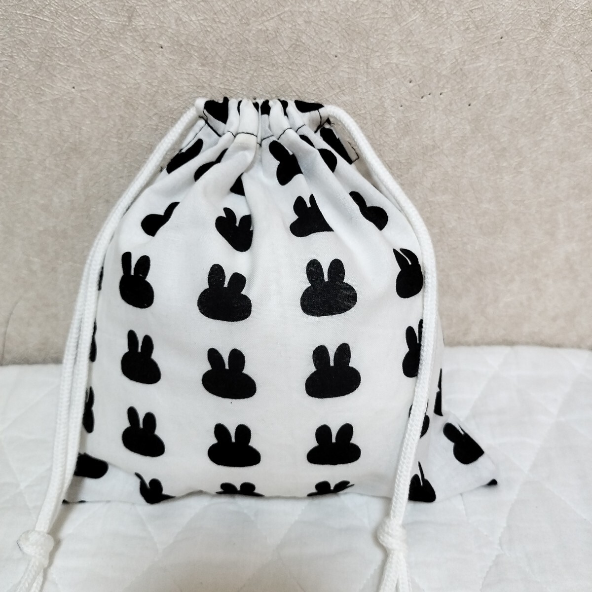 巾着袋 ハンドメイド ミニウサギ柄 給食袋 コップ袋 小物入れ 入園入学準備 コップ入れ 小物入れ 給食袋拍卖