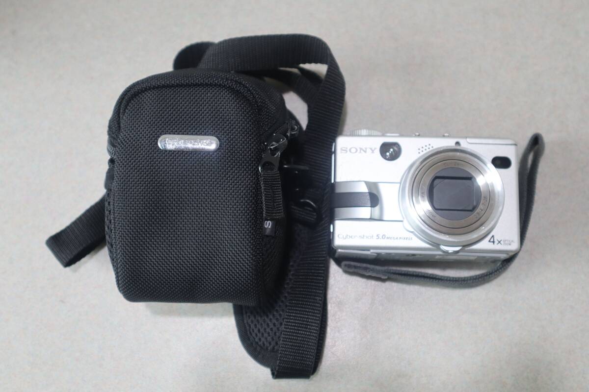 G8666 P ソニー Sony Cyber-shot DSC-V1 デジタルカメラ 5.0MP 光学4倍ズーム Carl Zeissレンズ 動作品 キャリングケース付き拍卖