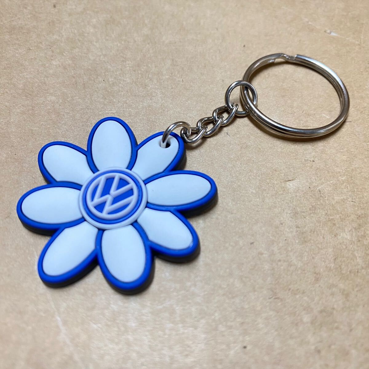 新品 未使用 Volkswagen フォルクスワーゲン 純正 デイジーフラワー・キーチェーン PTHA0100-1A拍卖