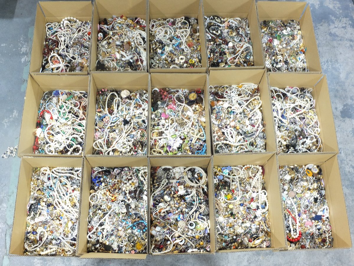 【z33102】アクセサリー 大量 まとめ売り ネックレス イミテーション イヤリング 指輪 等 天然石 パール ゴールド シルバー 約200kg以上拍卖