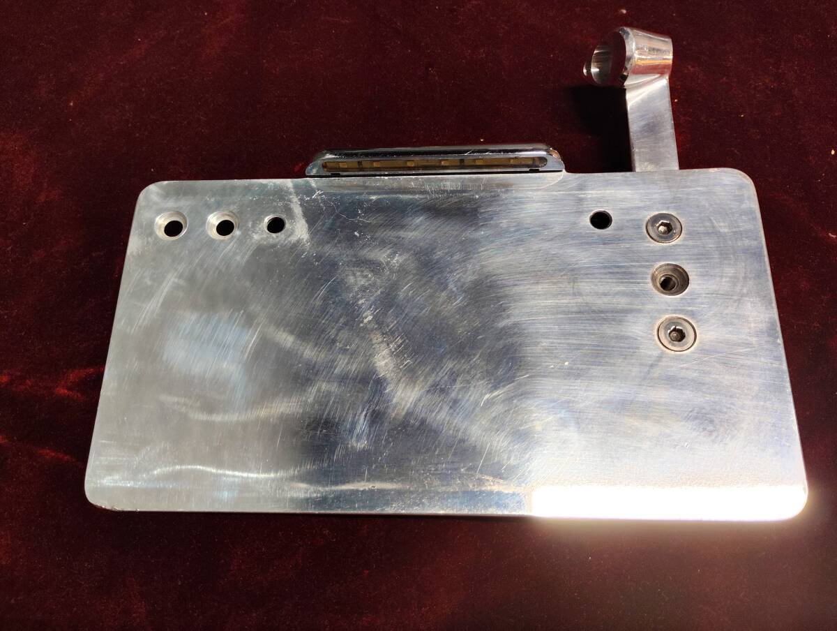 ハーレー TRIJYA 品番TJ090503 ブレークアウト FXSB/FXSBSE/FXSE用 VWナンバーサイドマウント LEDナンバー灯 ポリッシュ拍卖