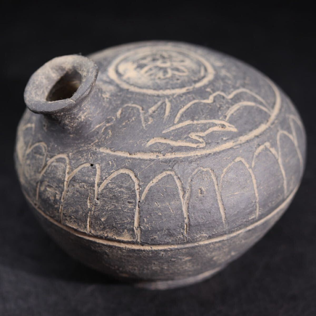 時代 土器 花文 扁壺 / 焼き締め 水筒 酒器 見立て 検索: 朝鮮古美術 新羅李朝 土器 .G2447拍卖