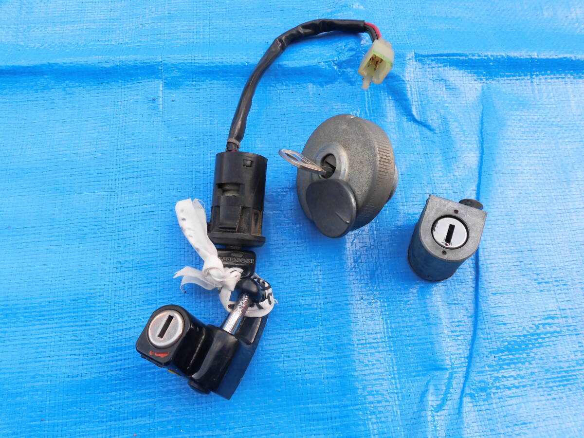 曽 C50 12V 1987?スーパーカブパーツ 純正キーシリンダー イグニッション ハンドルロック タンクキャップなどまとめて4点 スペアキー付き 拍卖