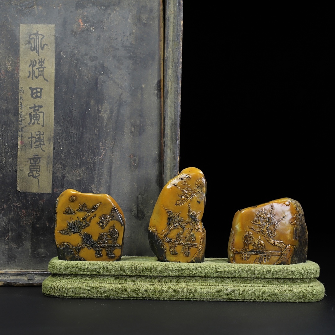 旧蔵 【清代篆刻家 呉昌碩】寿山石 烏皮微彫 山水人物紋 薄意印鑑セット 天然石 手彫 篆刻 古印材 極細工 中国古玩 骨董品 古美味 209拍卖