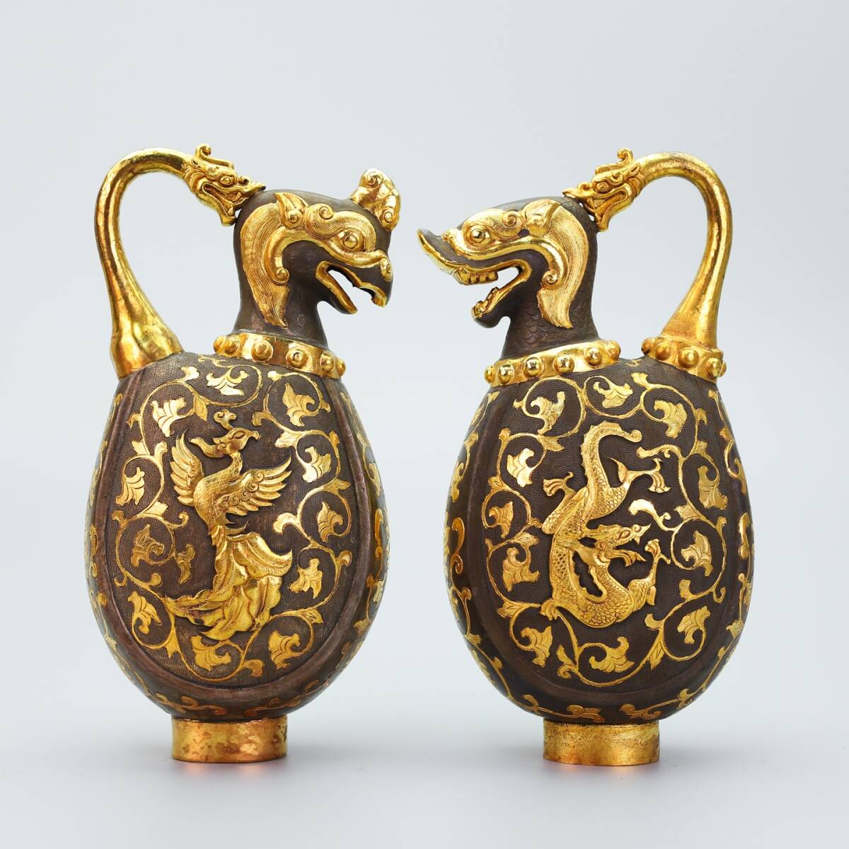旧蔵 清 乾隆年制 銅制 局部塗金 龍鳳壺一對 鏨刻線條流暢 銅製 銅器 極細工 中国古玩 骨董品 古美味 209拍卖