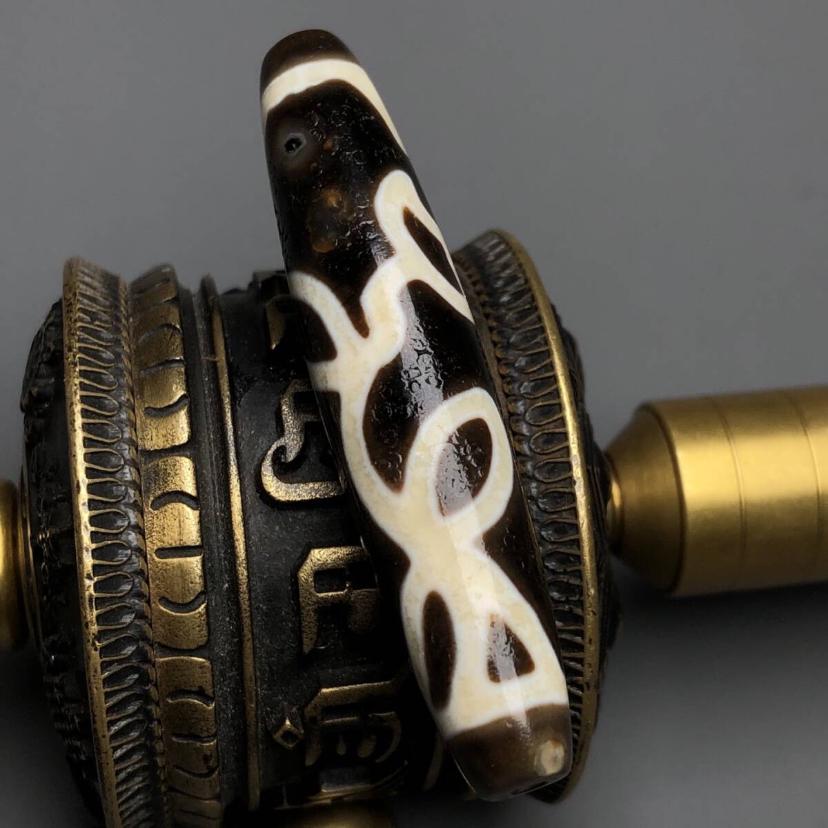 旧蔵 チベット老天珠 高油包漿異形【蓮華天珠】 極細工 中国古玩 骨董品 古美味 209拍卖