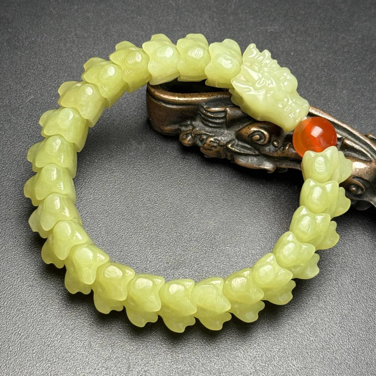 旧蔵 清 玉彫 和田玉 老黄玉 龍骨手鏈 象征神龍昂首 鴻運當頭 玉質温潤 極細工 中国古玩 骨董品 古美味 209拍卖