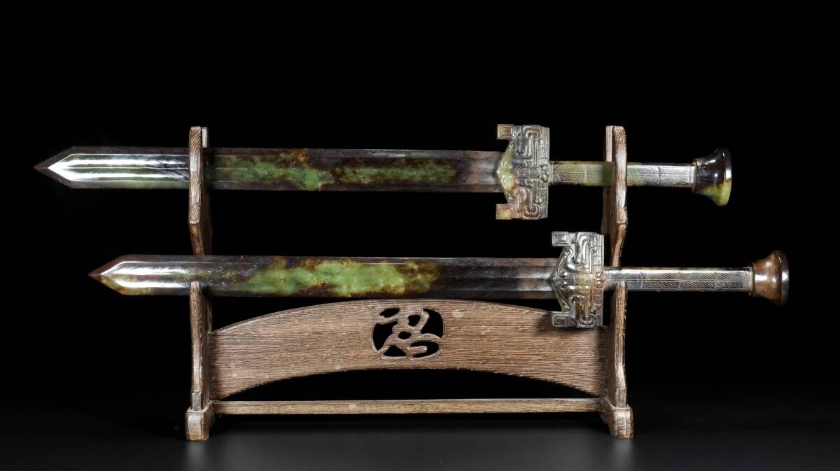 旧蔵 清 玉彫 和田老玉 玉劍一對 搭配:鷄翅木劍架 極細工 中国古玩 骨董品 古美味 209拍卖