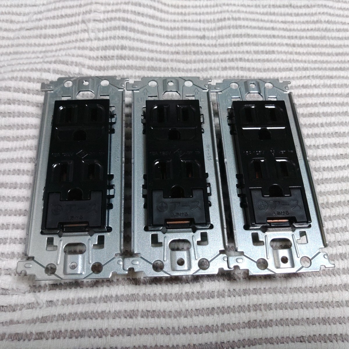 パナソニック アドバンス WTL11323B ブラック アース接地ダブルコンセント 新古 3個 ゆうパック60サイズ拍卖