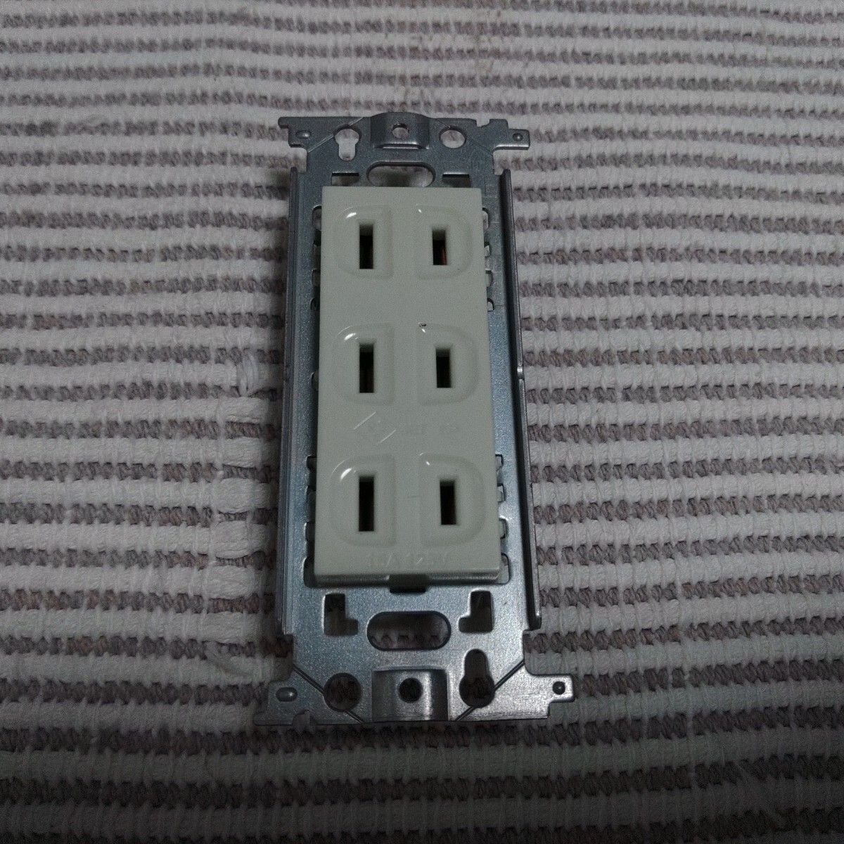 パナソニック フルカラー WN1503 トリプルコンセント 新古 ゆうパック60サイズ拍卖