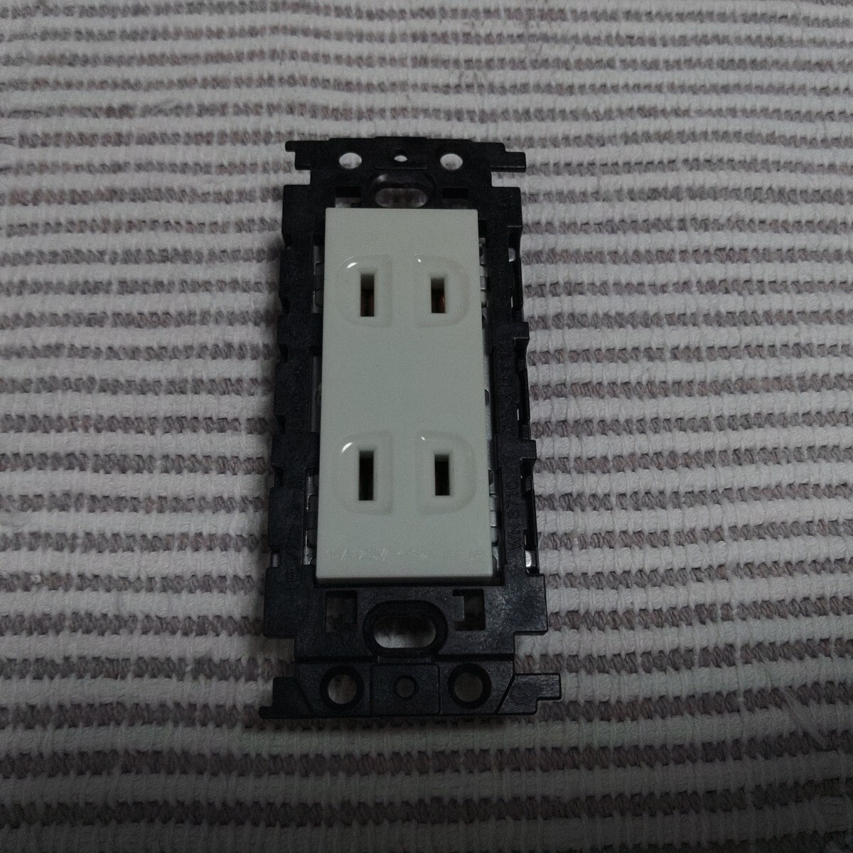 パナソニック フルカラー WN13024k 絶縁枠ダブルコンセント 新古 ゆうパック60サイズ拍卖