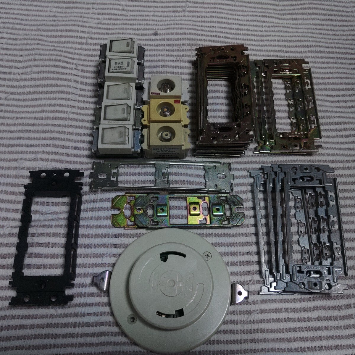 松下 フルカラー等 ホタル片切・3路・タイマースイッチ TVターミナル 取付枠 露出ローゼット 中古・ジャンク品 ゆうパック60サイズ 拍卖