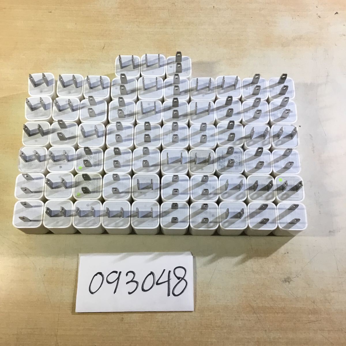 【送料無料】(093048C) Apple USB電源アダプター  充電器 アップル 5V1A 電源アダプタ 63個セットジャンク品拍卖