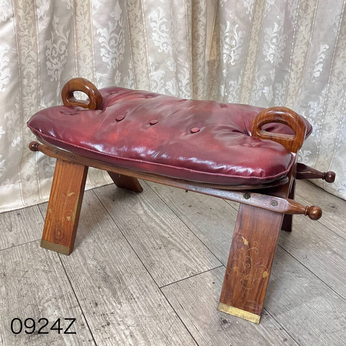 ★(志)【アンティーク】真鍮象嵌 鞍型 ラクダスツール オットマン 革張り レザー 赤 椅子 チェア 腰掛(検)ロイズ アンティークス(I)0924Z拍卖