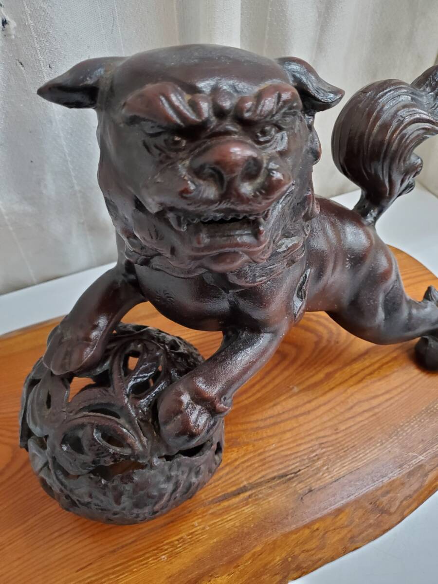 玉獅子 狛犬 シーサー 古鉄玉 獅子毬 永銘 魔除け 縁起物 置物 重量約8kg 高さ約32cm 台付き 民芸 工芸 金属 飾り 検) 照雲 拍卖