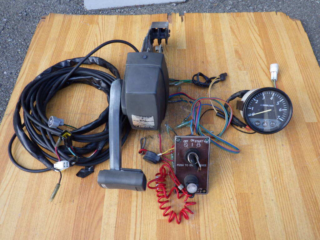 比較的美品! セットで! トーハツ TOHATSU エンジン リモコン 回転計 タコメーター 直噴 4スト 4サイクル 純正 船 ボート 中古拍卖