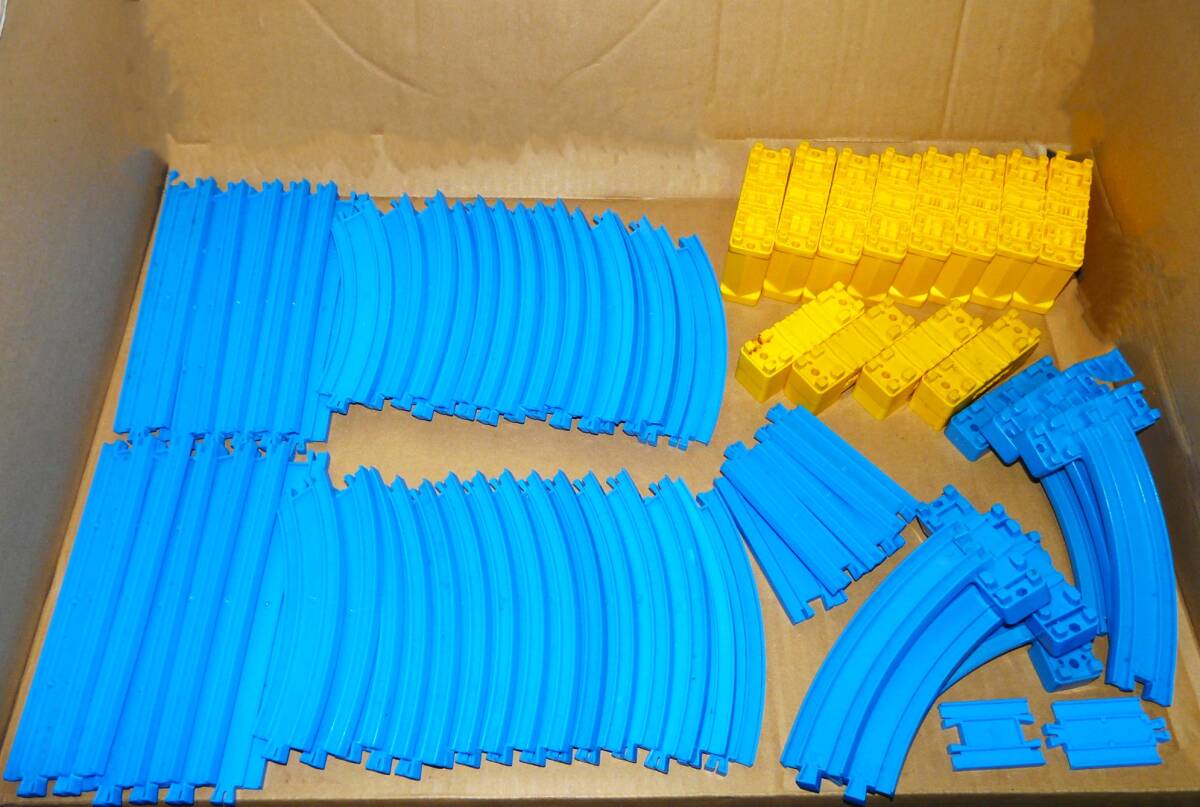 送料無料 プラレール 曲線レール30本 直線レール12本 坂曲線レール6本 ミニ橋脚8個 橋脚8個 他セット used拍卖