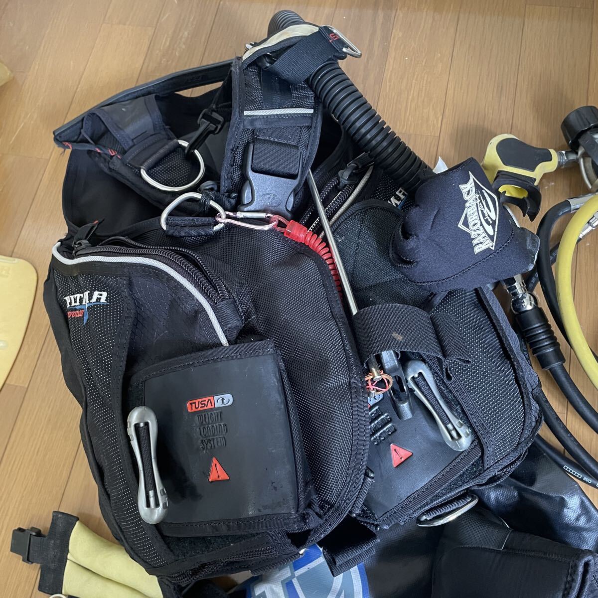 ダイビング器材一式&ダイブコンピューター&ウエットスーツ 女性用Lサイズ メッシュバッグ 防水バッグ スーツケース フロー等拍卖