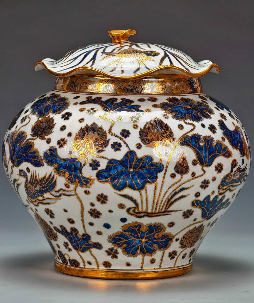9_YF0079【惠】人間国宝 中国骨董 陶芸 磁器【元青花蒔金通景満絵「蓮池鴛鴦」紋蓮葉壺です】工芸品 施釉陶 青花磁 陶芸 置物 收藏品拍卖
