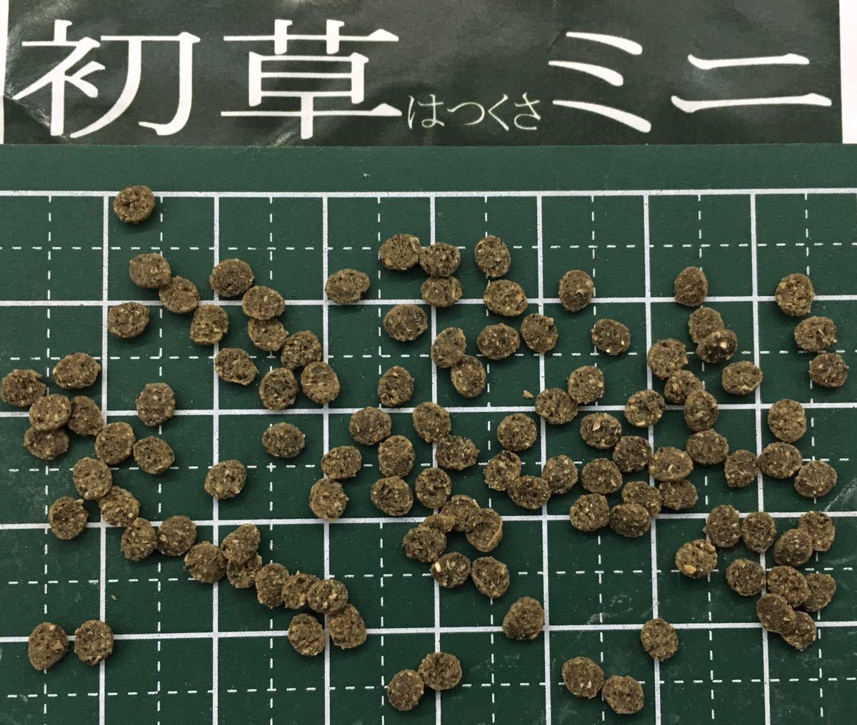 初草ミニ(800グラム)海藻入ディスク状3㎜沈下性(金魚プレコ ビーシュリンプ らんちゅう 錦鯉 川魚タナゴ熱帯魚 海水魚ザリガニ)植物質 餌拍卖