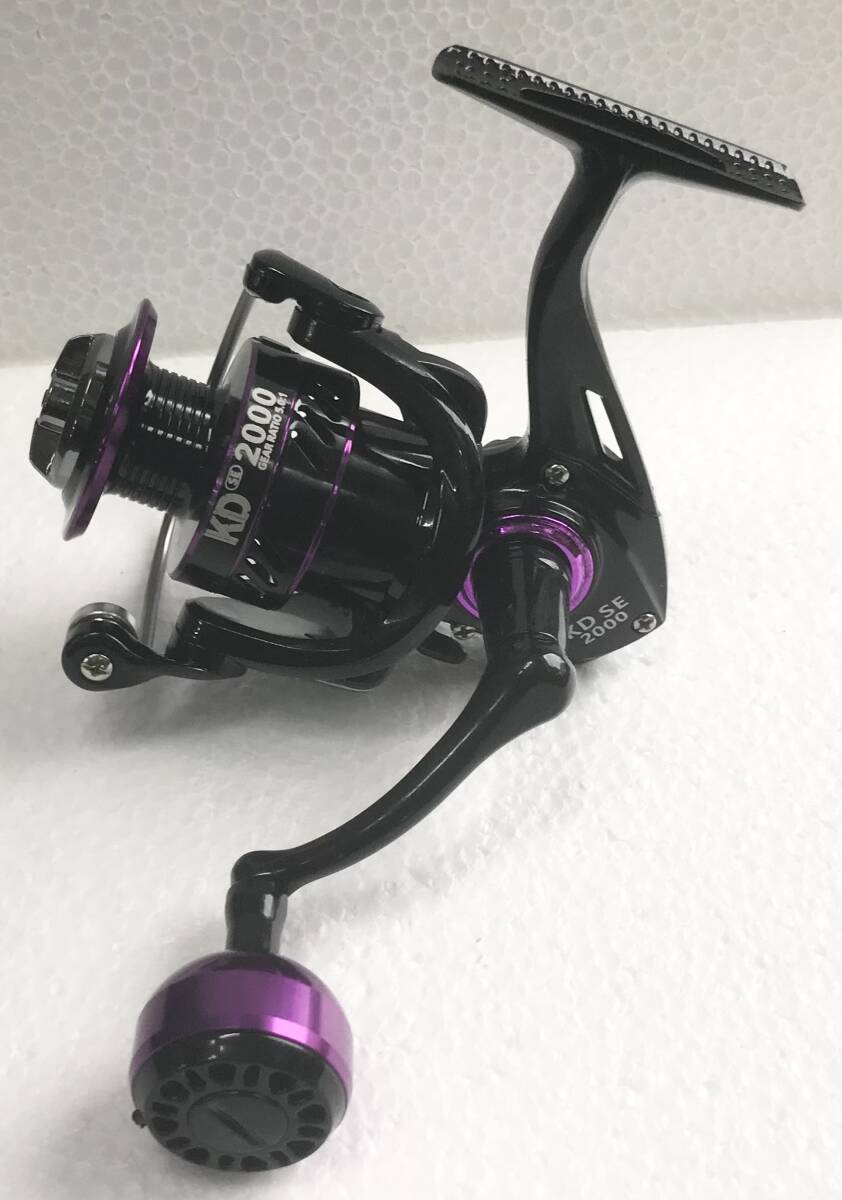 スピニングリールKD SE2000☆送料無料☆新品未使用☆ブラックパープル☆左右ハンドル変更可能☆ロータリーグリップ☆アルミ合金スプール☆拍卖