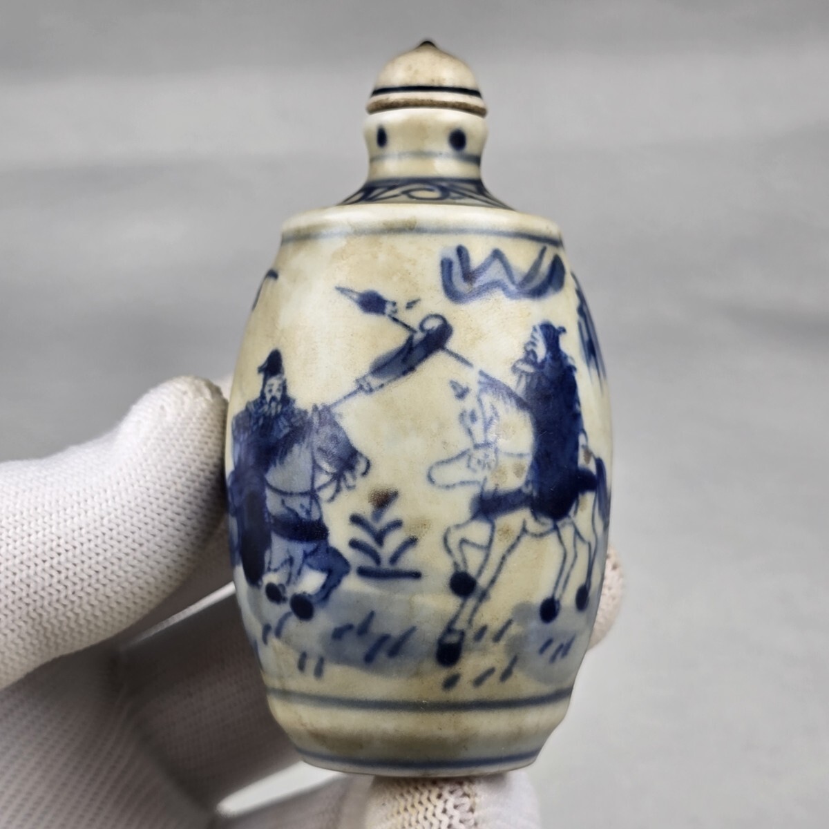 中国古磁 青花染付 釉里紅 手絵 刀馬人物図 鼻煙壺 薬瓶 清代木葉文在銘 美品拍卖