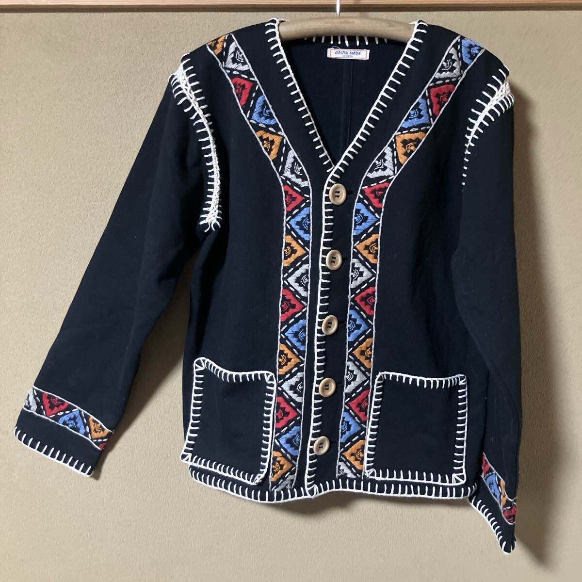 ガイジンメイド、ジャージ刺繍+カントリーステッチノーカラーカーディガン ブラック/Freeサイズ拍卖