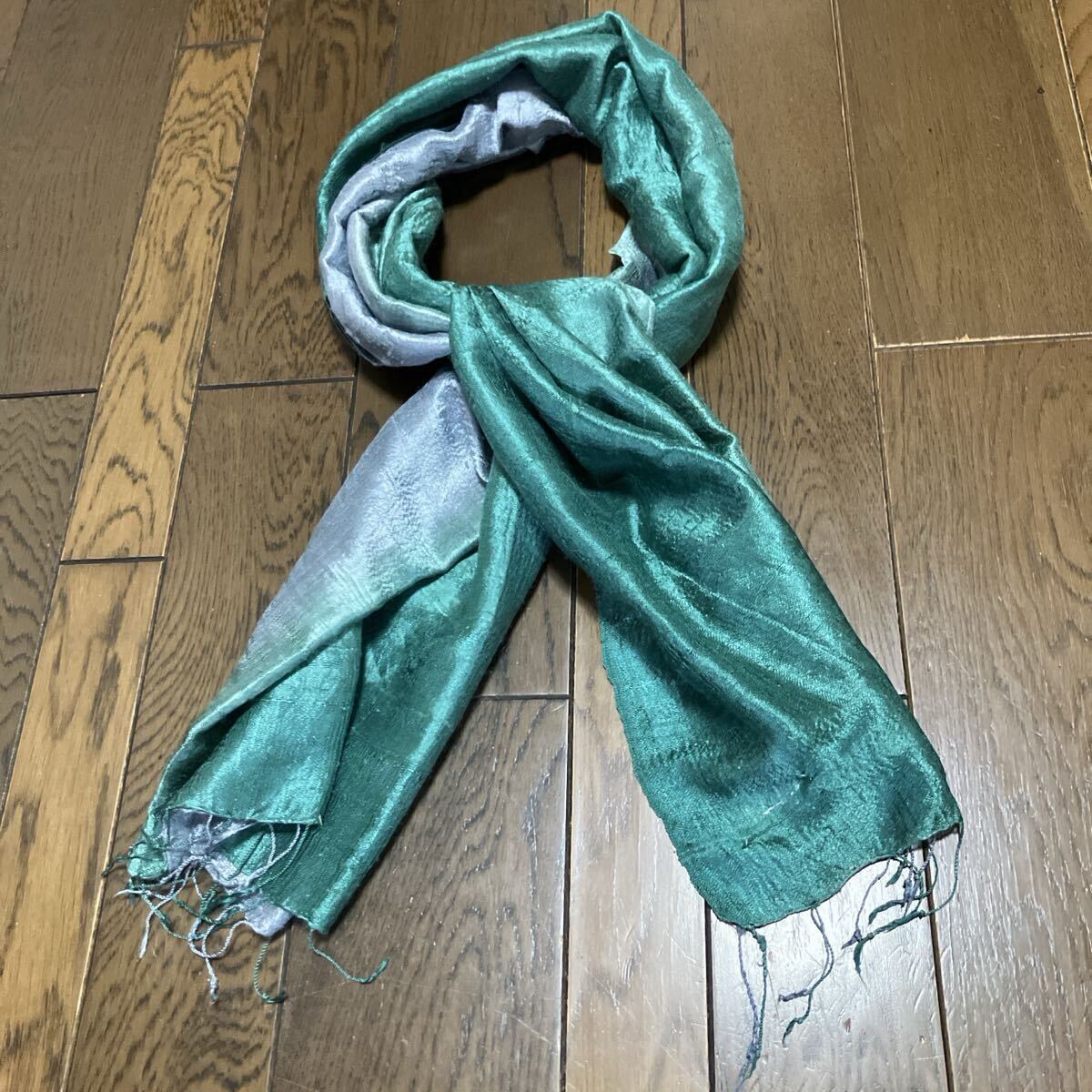 ガイジンメイド、手織りシルクグラデーション大判スカーフ グリーンxグレー拍卖