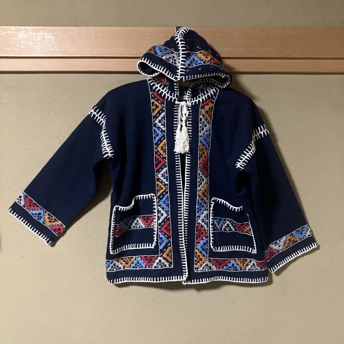 ガイジンメイド、ジャージ刺繍+カントリーステッチ袖付きマント ネイビー/Freeサイズ拍卖