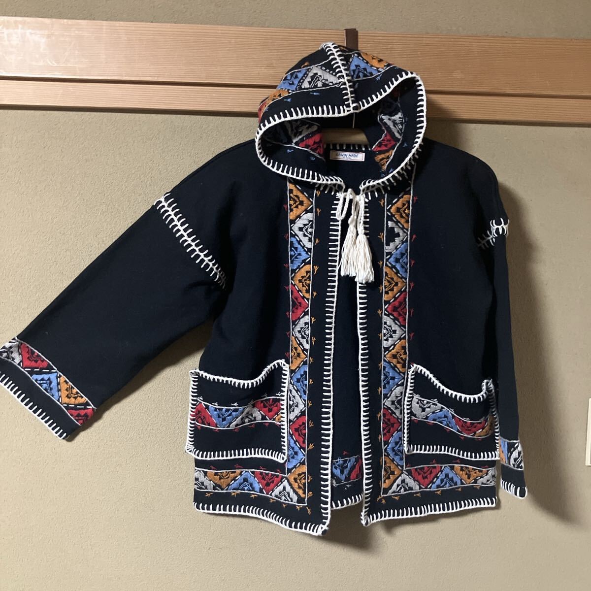 ジャージ刺繍+カントリーステッチ袖付きマント ブラック/Freeサイズ拍卖