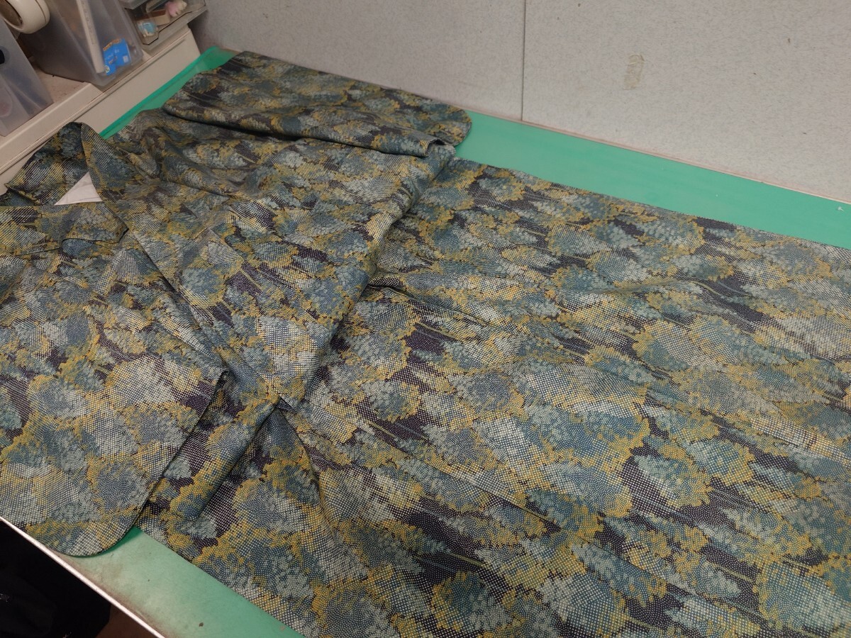 ●大38 高級 大島紬 黒地 グリーン系 樹木 木 森林 小紋 模様 柄 同窓会 観劇 美術館 ショッピング オシャレ着 レトロ アンティーク 美品③拍卖