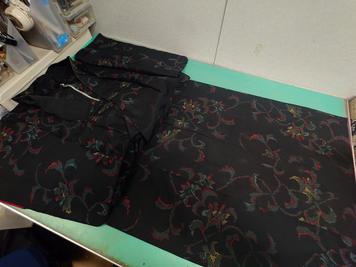 ●162 レトロ モダン 黒地 粋な 花柄 蔦葉 模様 切り絵のような 素敵 柄 くすみカラー 水色 赤 黄色 オシャレ アンティーク 紬? 夏 着物③拍卖