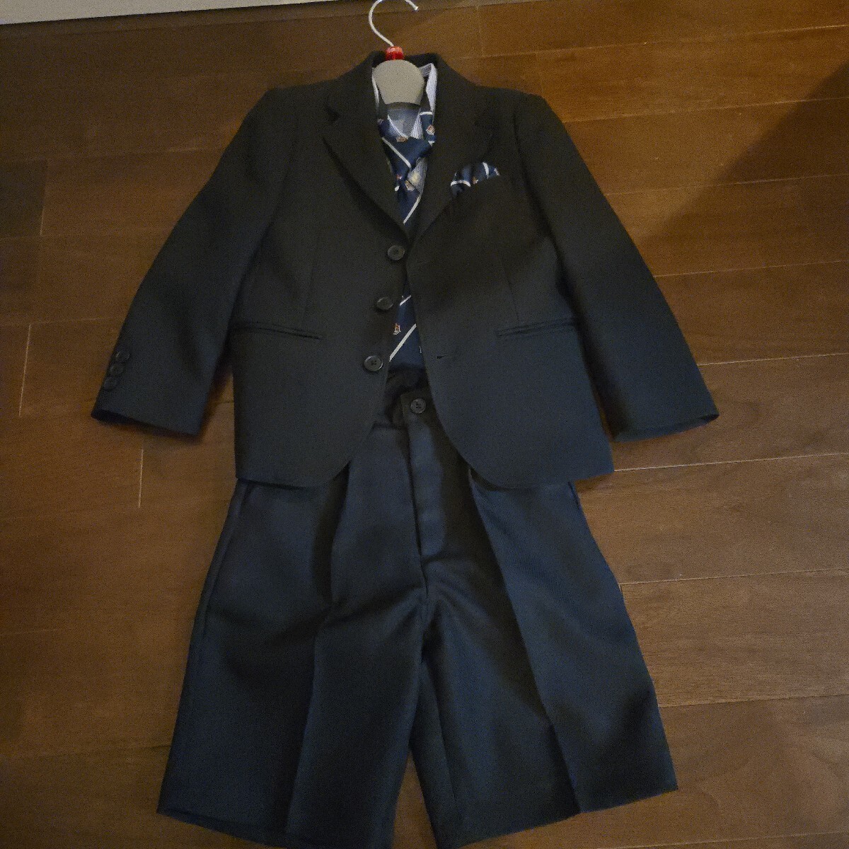 子供用 スーツ 男の子 入学式 結婚式 七五三 卒園式 110サイズ 3点セット ネクタイ付き フォーマルスーツ 冠婚葬祭 黒 ブラック拍卖