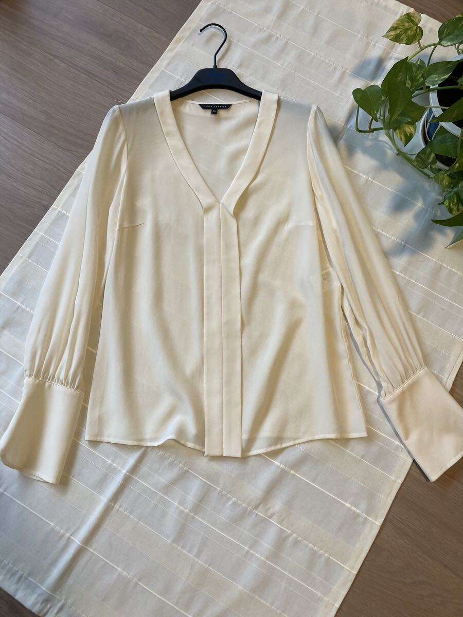 TARA JARMON*タラジャーモン◆シルク100%のブラウス*トップス*アイボリーホワイト*長袖*ドレスシャツ*Mぐらい*ほぼ未使用*拍卖