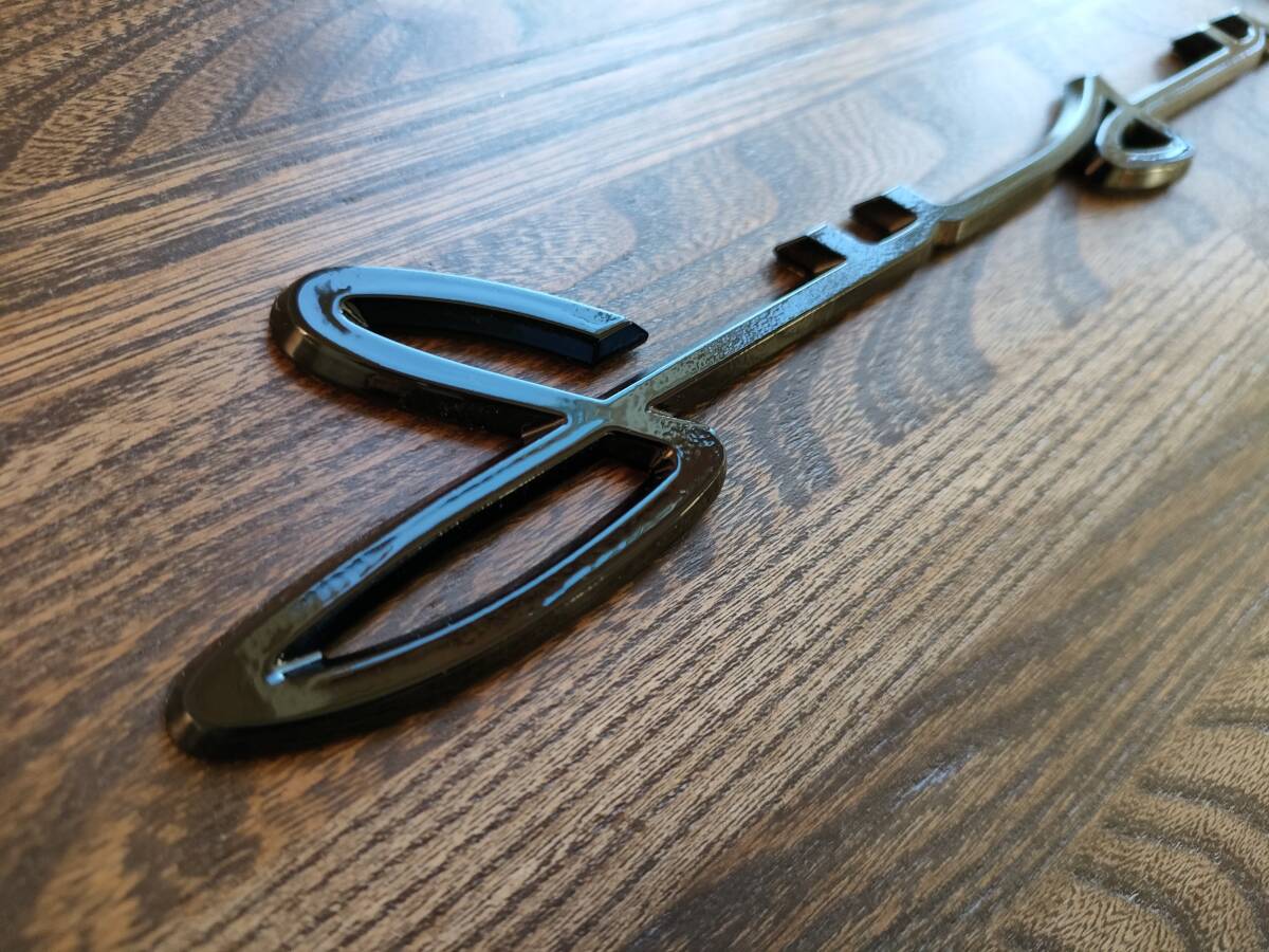 SUZUKI 筆記体ロゴ エンブレム 艶ありブラック拍卖