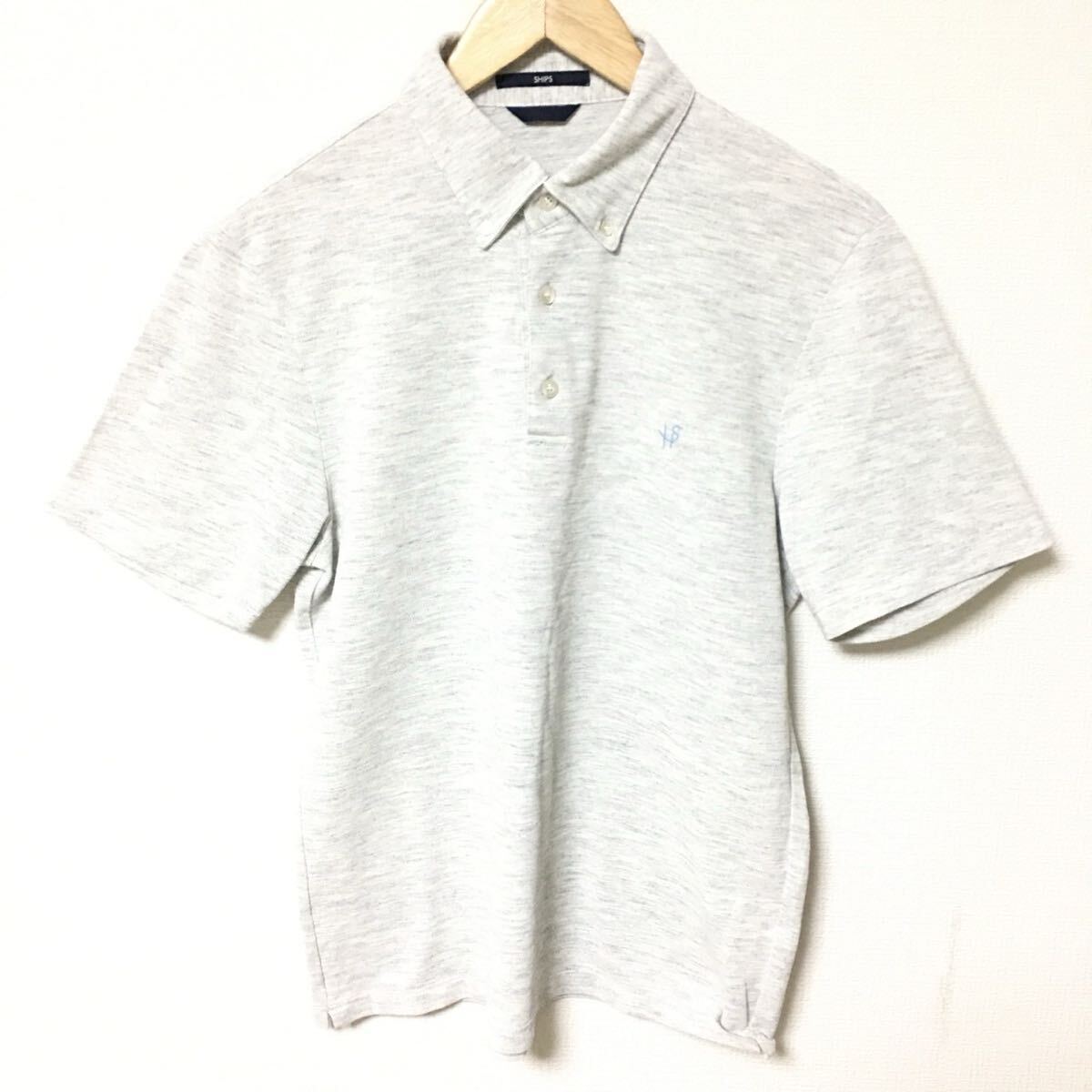 W106【SHIPS】シップス ポロシャツ トップス ロゴ ワンポイント ボタンダウン ゴルフ カジュアル デイリー ライトグレー メンズ サイズM/fF拍卖