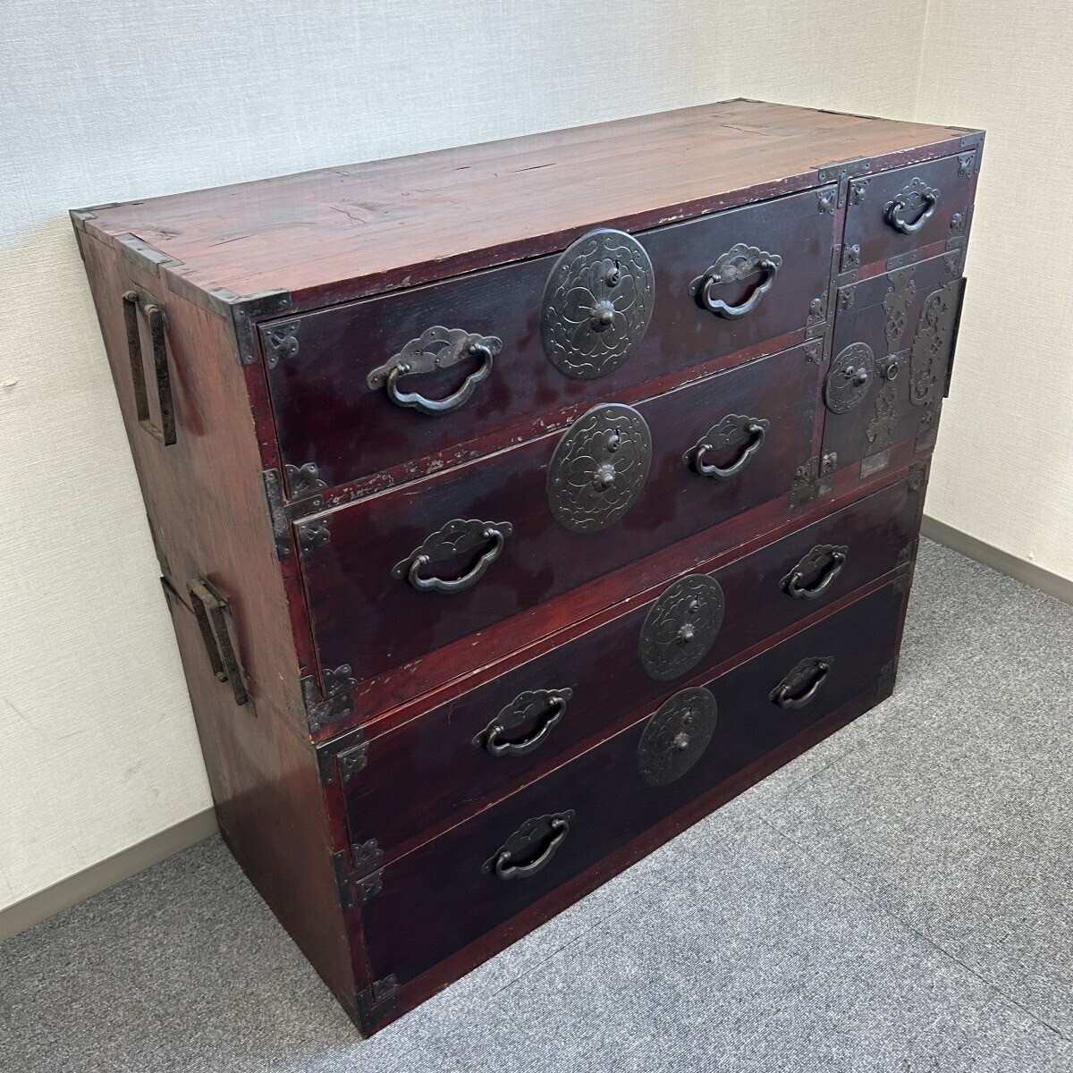 米沢箪笥 桜紋章 時代箪笥 和製アンティーク インテリア 家具 タンス パレット発送拍卖