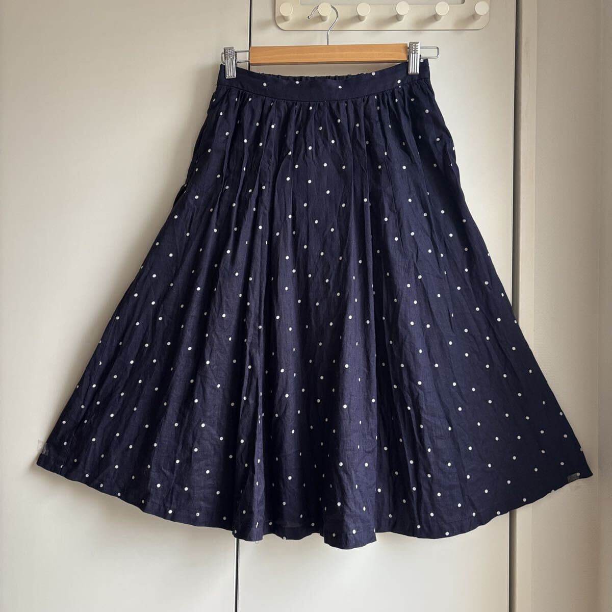 美品★A PIECE OF LIBRARY アピースオブライブラリー リネンスカート ドット 麻100% 水玉 紺 日本製 made in Japan拍卖