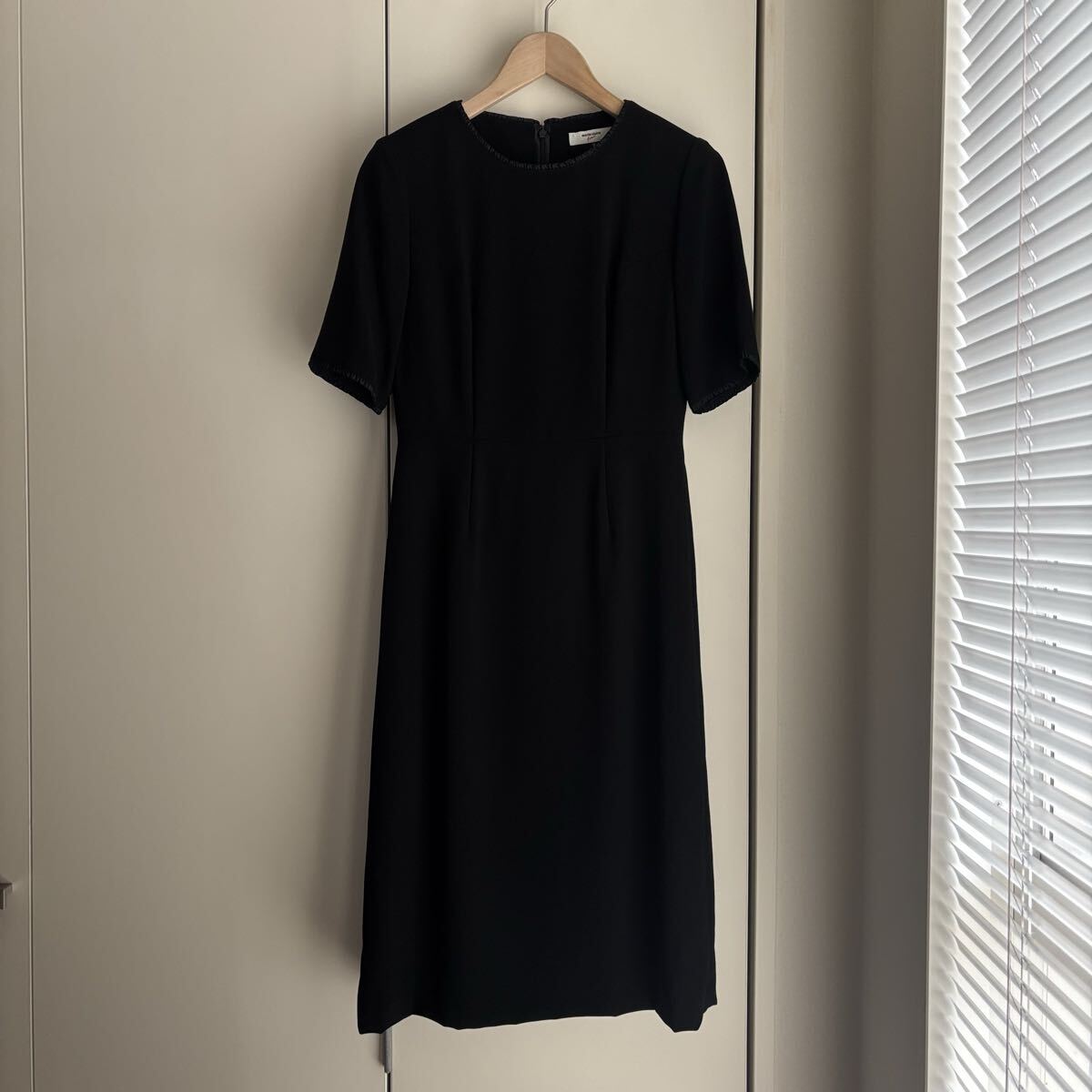 美品★marie claire マリ・クレール ブラックフォーマル 冠婚葬祭 礼服 高級 喪服 日本製 キュプラ フリル 7号 裏地あり拍卖