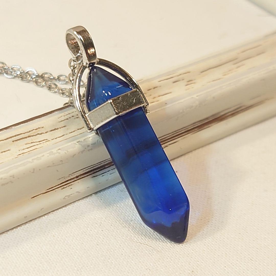 ブルーウォーターや飛行石のような、ブルーのエレメンタルクリスタルのネックレス拍卖