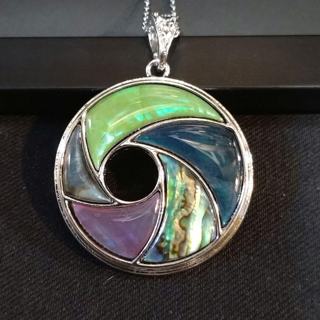 マザーオブパールやアヴァロンシェル等、5色の天然貝を使ったドーナツ型ネックレス⑥拍卖