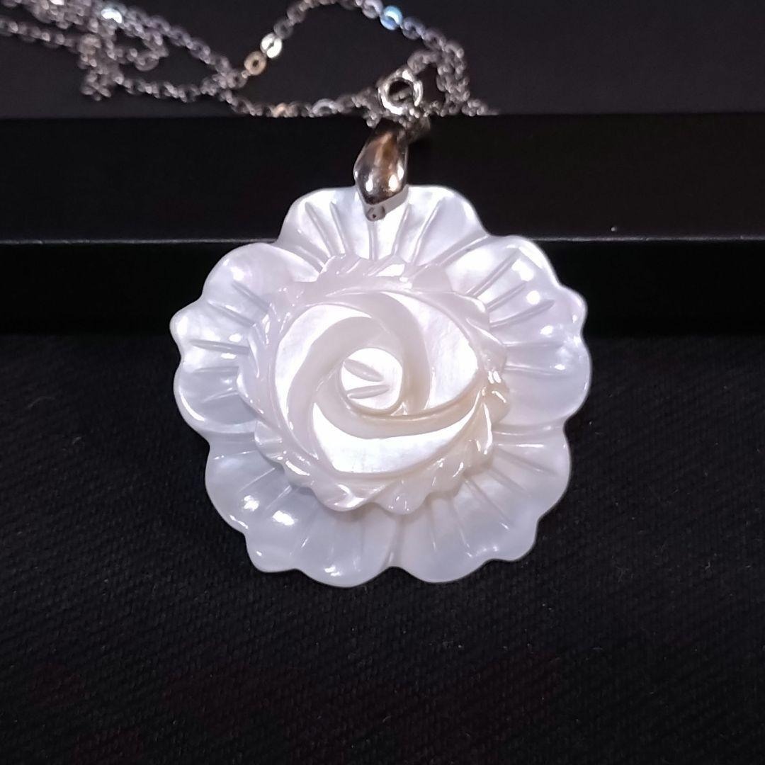 花言葉は【純潔、純潔】 マザーオブパールで作られた白バラのネックレス ③拍卖