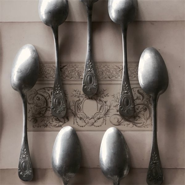 1900s France エタン 永遠の薔薇リースと大きなスプーン ピューター 錫 シルバー カトラリー ディナー カフェ ヴィンテージ アンティーク拍卖