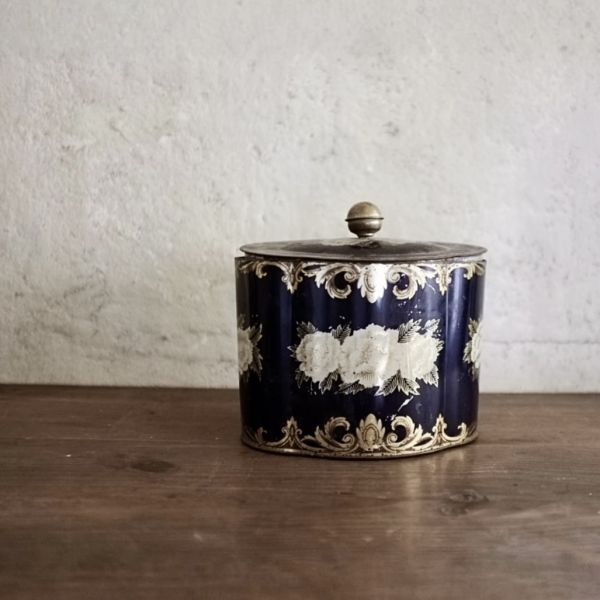 フランス 闇夜色と白牡丹と古い缶 アンティーク 小物入れ ティン缶 ブロカント ヴィンテージ 薔薇 シャビー インテリア カフェ レトロ拍卖