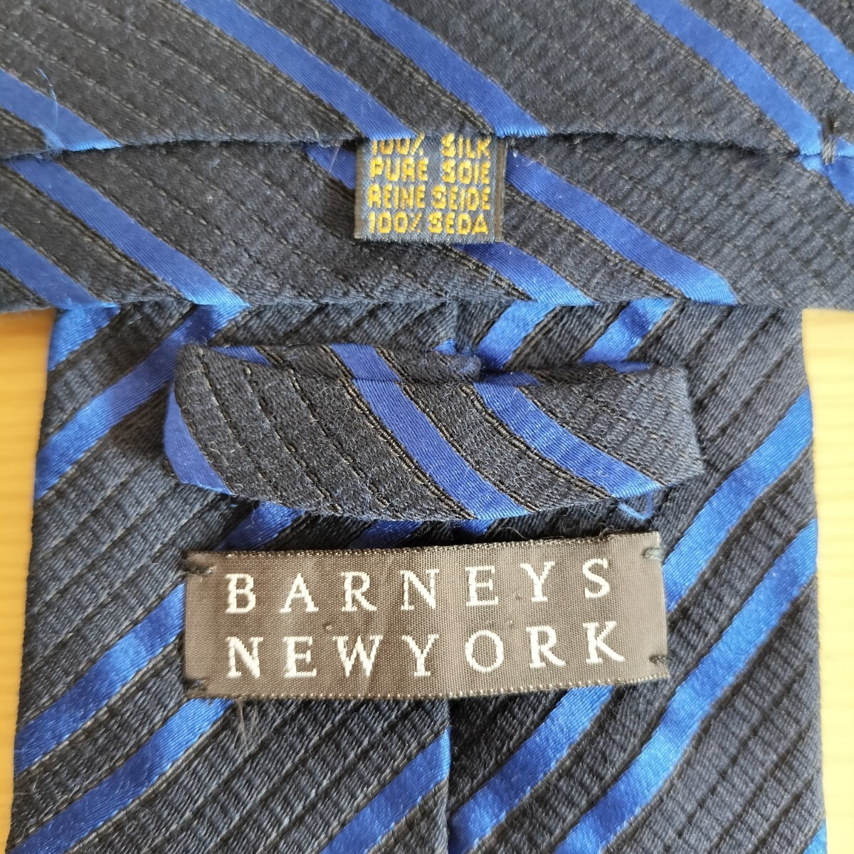 バーニーズニューヨーク( BARNEYS NEW YORK)黒紺青線ストライプ模様ネクタイ拍卖