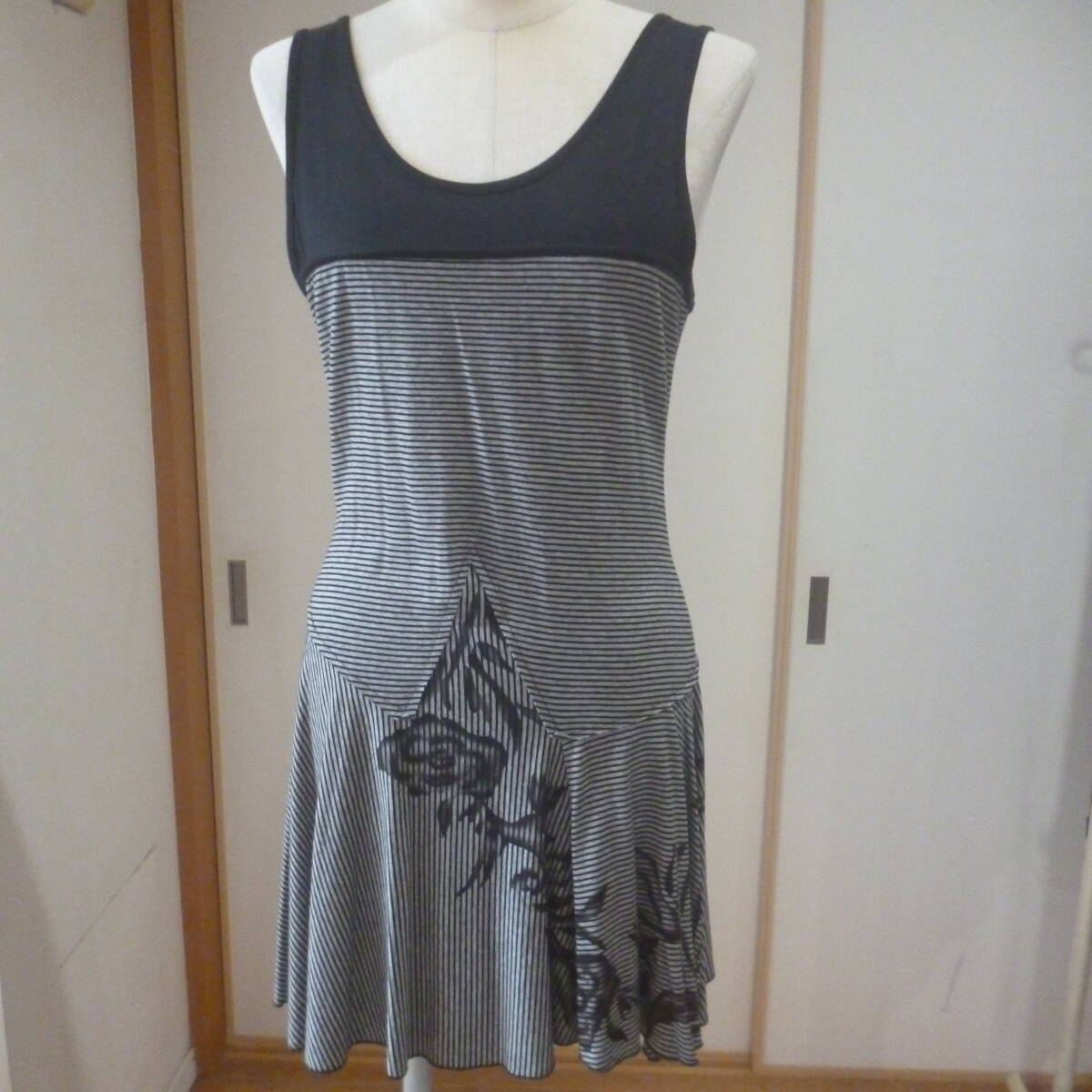 イタリア製 新品未使用タグ付き デザインストライプノースリーブチュニック サイズ42 定価36750円拍卖